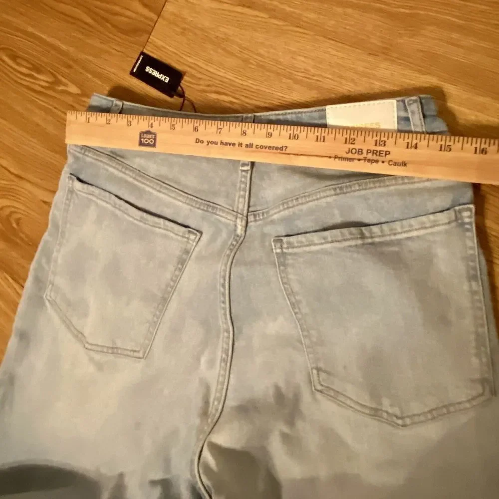 Express Jeans NWT Sz 12 Mom Curvy Jeans Light Blue Denim Factory Distressed Fray